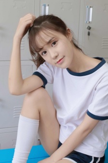 清纯校花戴乳环上体育课