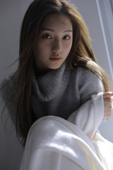 美女被男人揉胸动态图